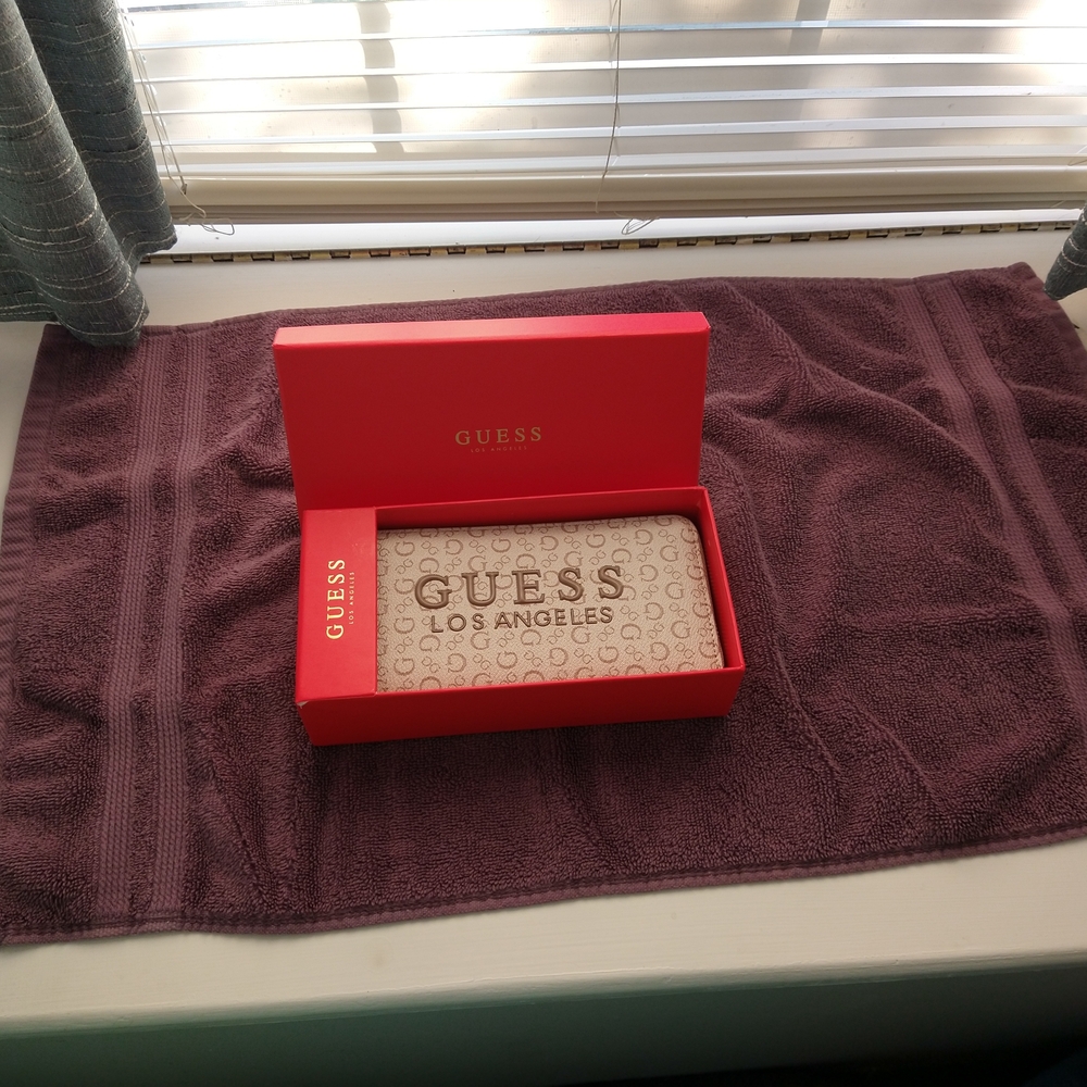 Guess Los Angeles Wallet in Red Gift Box